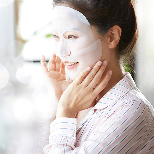 パックを使用する女性